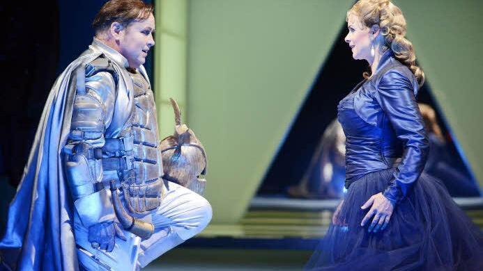 Lohengrin (Scott MacAllister) kommt in seiner Rüstung aus Plasten und Elasten aus Schkopau wie ein Alien daher, Elsa wirkt zunächst wie eine Wiedergängerin von Sis(s)i. Alle Szenenfotos: Falk von Traubenberg