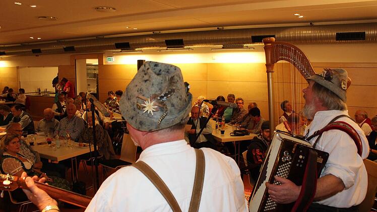 Sigi und Erich Ottenschläger begrüßen ihr Publikum musikalisch.