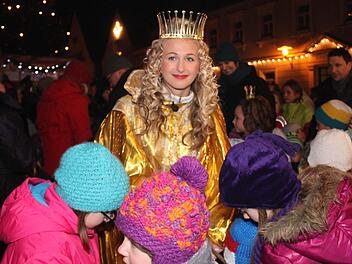 Das Christkind Tina Leicht genießt das Bad in der Menge.  Fotos: Andreas Dorsch/Sabine Herteux