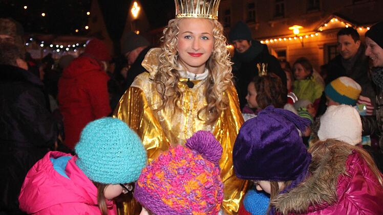 Das Christkind Tina Leicht genießt das Bad in der Menge.  Fotos: Andreas Dorsch/Sabine Herteux