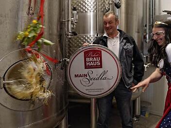 Taufe geglückt - aber auch Schade um das gute Bier! Sabrina Lang schmetterte eine volle Flasche gegen einen der neuen Lagertanks der Brauerei Binkert. Braumeister Jörg Binkert bekam da auch ein paar Spritzer ab.  Fotos: Markus Raupach