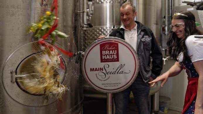 Taufe geglückt - aber auch Schade um das gute Bier! Sabrina Lang schmetterte eine volle Flasche gegen einen der neuen Lagertanks der Brauerei Binkert. Braumeister Jörg Binkert bekam da auch ein paar Spritzer ab.  Fotos: Markus Raupach