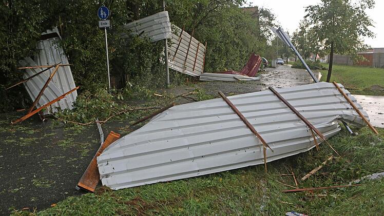 Das Unwetter hat in Neunkirchen am Brand so schwer getobt, dass das Dach des Rewe-Supermarktes abgedeckt wurde. Foto: News5/Herse