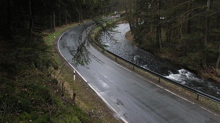 Blick von der Felsnase auf die Straße nach Gifting Foto: Friedwald Schedel