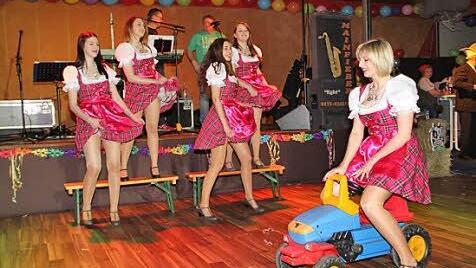 "Resi, i hol di mit mei'm Traktor ab", sagte sich die Jugendtanzgruppe Baunach, die temperamentvoll über die Bühne wirbelte.