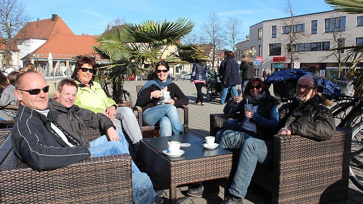 Die Geschwister Belzer aus Adelsdorf mit Anhang ergötzen sich am Paradeplatz an der Sonne. Fotos: Michael Memmel