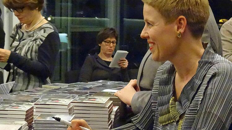 Am CD-Stand im Foyer der Konzerthalle gab Isabelle Faust in der Pause bereitwillig Autogramme.Foto: Jochen Berger