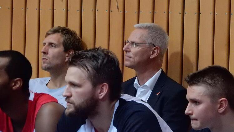 Dirk Nowitzki sah das Spiel hinter der Spielerbank zusammen mit DBB-Sportdirektor Ralph Held. Foto: Udo Schilling