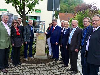 Die zweite Stele des neuen Theaterweges steht am Trebgaster Marktplatz. Die "Pippi Langstrumpf"-Figur wurde im Beisein zahlreicher Ehrengäste enthüllt.  Foto: Dieter Hübner