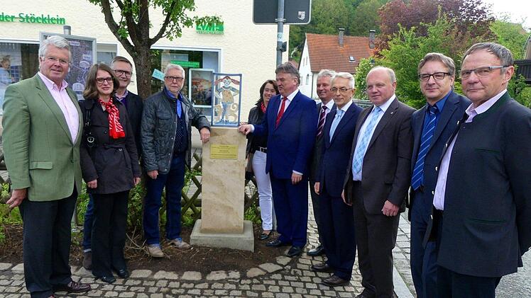 Die zweite Stele des neuen Theaterweges steht am Trebgaster Marktplatz. Die "Pippi Langstrumpf"-Figur wurde im Beisein zahlreicher Ehrengäste enthüllt.  Foto: Dieter Hübner