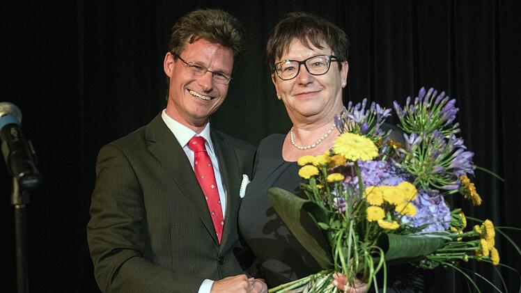 ie scheidende Präsidentin des Rotary Clubs Haßfurt, Erika Stubenrauch, erhielt aus der Hand des bisherigen Past-Präsidenten Oliver Leuteritz die Past-Präsidenten-Nadel.