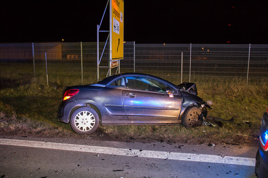 77-Jährige gerät in Gegenverkehr: Unfall mit drei Verletzten auf der B2