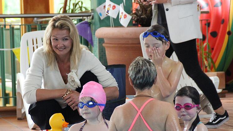Ex-Profischwimmerin Franziska van Almsick trainiert mit den Kindern der Sinnberg Grundschule und gibt vom Beckenrand aus  Tipps. Foto: Benedikt  Borst