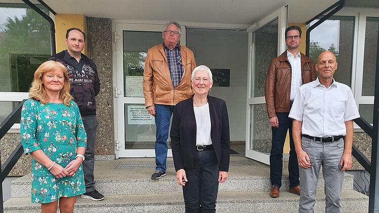 Verabschiedung auf Distanz: Rose Stark (vorne Mitte)  und die ausscheidenden Räte Renate Hofmann (vorne l.)  und Hans-Jürgen Müller (vorne r.) sowie (hinten v. l.) Jörg Zimmermann, Karl-Ludwig Grodd und Matthias Reznik Foto: Carmen Schwind