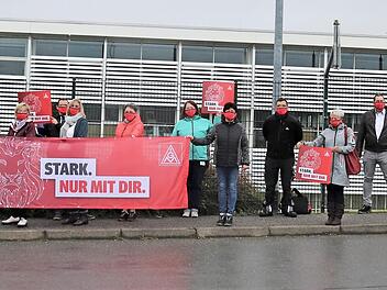 Auch bei Valeo Klimasysteme in Bad Rodach (hier im Bild) - wie auch in Coburg - gingen die Mitarbeiter diese Woche auf die Straße.  Foto: Monika Blümlein