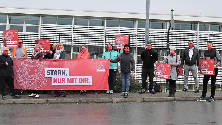 Auch bei Valeo Klimasysteme in Bad Rodach (hier im Bild) - wie auch in Coburg - gingen die Mitarbeiter diese Woche auf die Straße.  Foto: Monika Blümlein