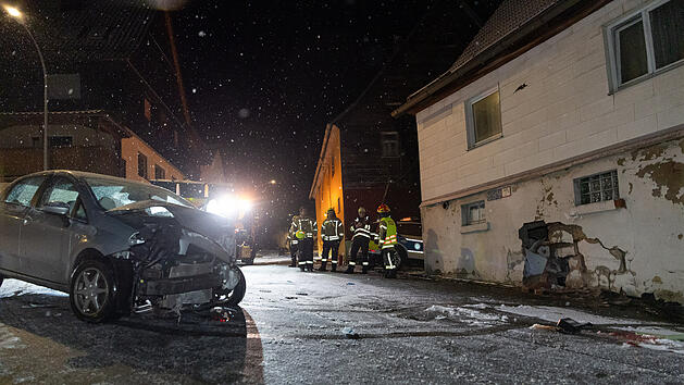 Auto prallt in leerstehendes Geb&auml;ude: Vier Verletzte bei Verkehrsunfall