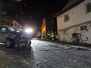 Auto prallt in leerstehendes Gebäude: Vier Verletzte bei Verkehrsunfall