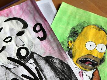 So malen sich Darsteller der Studiobühne Dichter Jean Paul zum 250. Geburtstag aus - unter anderem als Bart Simpson. Foto: Jochen Nützel
