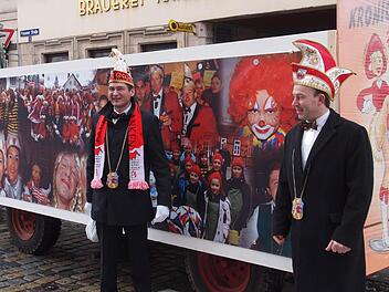 Dietrich Denzner (links) und Michael Lang, freuen sich über den bunten Umzugswagen des Elferrats.  Fotos: Kroniche Fousanaocht