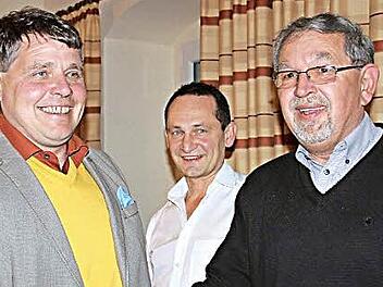 Dem Sieger Hermann Niediek (links) wünschte als einer der Ersten Helmut Schwappach (rechts) viel Glück im neuen Amt.  Foto: Eckehard Kiesewetter