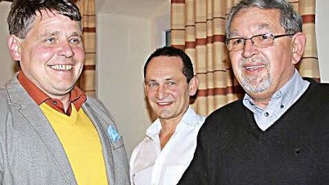 Dem Sieger Hermann Niediek (links) wünschte als einer der Ersten Helmut Schwappach (rechts) viel Glück im neuen Amt.  Foto: Eckehard Kiesewetter