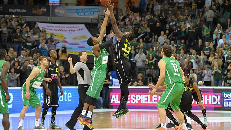 Javon McCrea gewinnt beim Tip-Off den Ball.