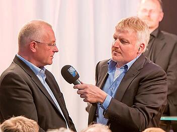 Tageblatt-Redakteur Berthold Köhler im Gespräch mit Willi Kuballa von der Projektgesellschaft. Foto: Albert Höchstädter