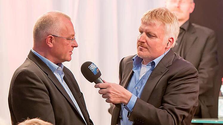 Tageblatt-Redakteur Berthold Köhler im Gespräch mit Willi Kuballa von der Projektgesellschaft. Foto: Albert Höchstädter