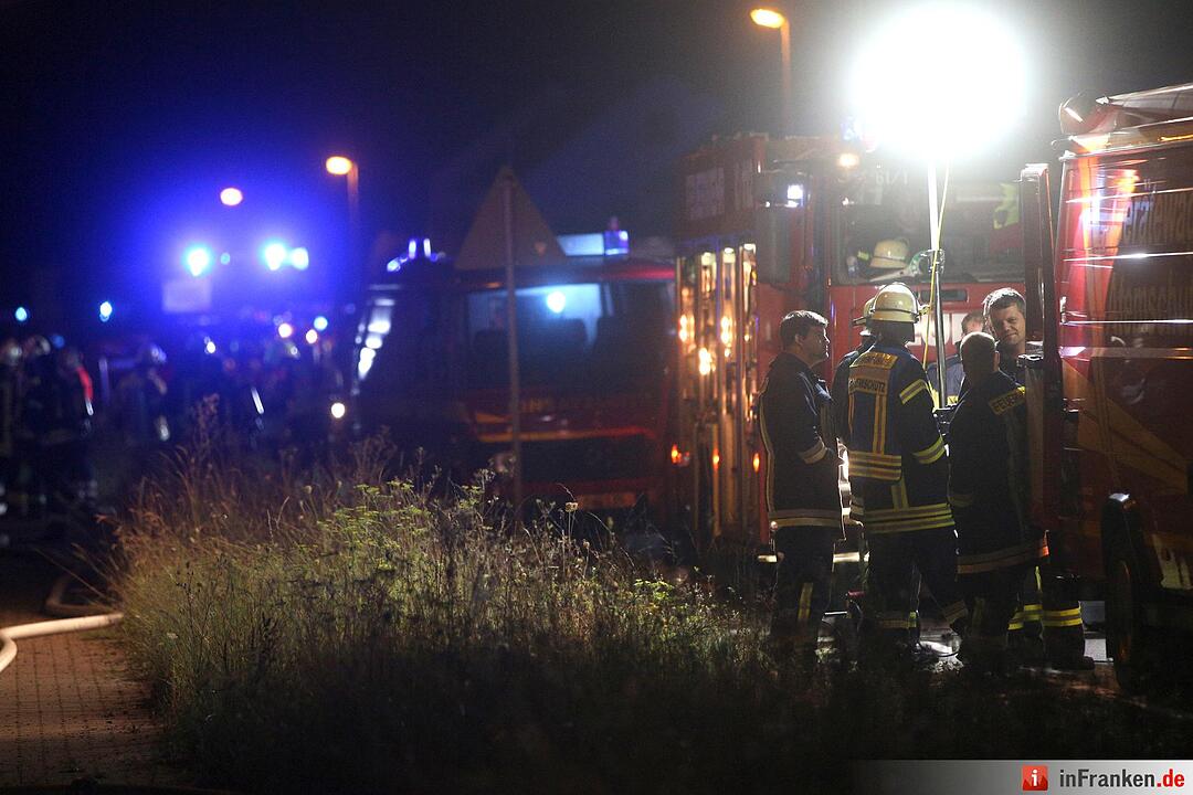 Schonungen: Werkstatthalle steht in Flammen