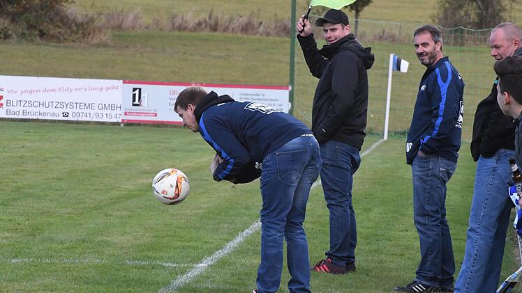 Ein Blick auf das Spiel der SG Oberleichtersbach/Modlos (blaue Trikots) gegen den FC Elfershausen (4:1). Foto: Hopf