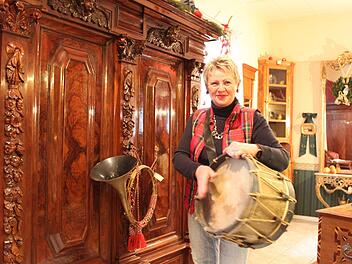Margot Heiß trommelt im wahrsten Sinne des Wortes für den zweiten Eggenbacher Weihnachtszauber-Markt. Fotos: Ramona Popp