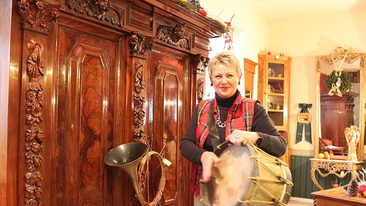 Margot Heiß trommelt im wahrsten Sinne des Wortes für den zweiten Eggenbacher Weihnachtszauber-Markt. Fotos: Ramona Popp