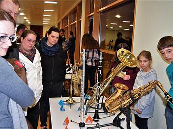 Schüler der 5. Ganztagsklasse berichteten den Eltern aus ihrem Projektunterricht und zeigten hier Instrumente. Sigismund von Dobschütz
