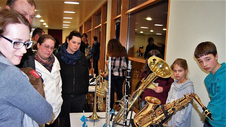 Schüler der 5. Ganztagsklasse berichteten den Eltern aus ihrem Projektunterricht und zeigten hier Instrumente. Sigismund von Dobschütz