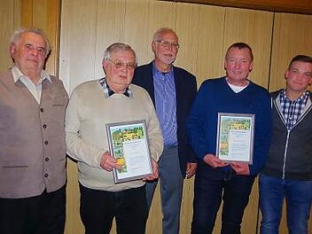 Der Obst- und Gartenbauverein Steinberg freut sich &uuml;ber zwei neue Ehrenmitglieder. Im Bild (von links) Alfred Ebert, Georg Ebert, Vorsitzender Peter Mastalerz, Rainer Fischer und Zweiter Vorsitzender Sebastian T&ouml;pfer Foto: Heike Sch&uuml;lein