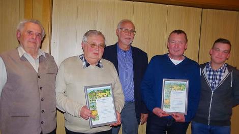 Der Obst- und Gartenbauverein Steinberg freut sich &uuml;ber zwei neue Ehrenmitglieder. Im Bild (von links) Alfred Ebert, Georg Ebert, Vorsitzender Peter Mastalerz, Rainer Fischer und Zweiter Vorsitzender Sebastian T&ouml;pfer Foto: Heike Sch&uuml;lein
