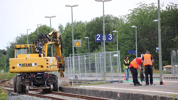 Nach zwei Wochen Zwangspause sind die Arbeiten am Bahnhof Ebenhausen wieder angelaufen. Foto: Benedikt Borst