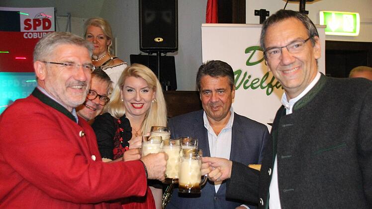 Angesichts des Schaums eher ein symbolisches Anstoßen. Von links: Michael Busch, Martin Lücke, Franziska Bartl, Sigmar Gabriel, Thomas Nowak. Foto: Simone Bastian