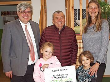 BRK-Geschäftsführer Thomas Petrak (links) und die Kindergartenleiterin Corinna Hackenberg (rechts) freuen sich mit den Kindergartenkindern über die Spende von Walter Klein (Mitte). Foto: Alfred Thieret