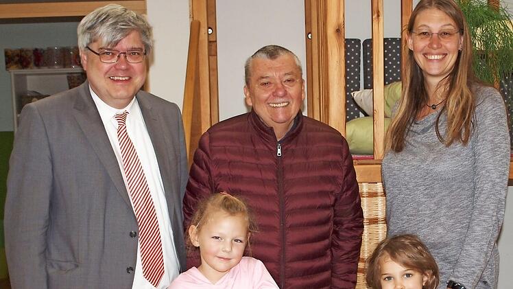 BRK-Geschäftsführer Thomas Petrak (links) und die Kindergartenleiterin Corinna Hackenberg (rechts) freuen sich mit den Kindergartenkindern über die Spende von Walter Klein (Mitte). Foto: Alfred Thieret