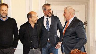 Gestern erklärte sich der scheidende GMD Roland Kluttig (Zweiter von links). Trotz der überraschenden und durchaus schwerwiegenden Entscheidung war die Atmosphäre bei der Pressekonferenz mit Verwaltungsdirektor Fritz Frömming (von links), Intendant Bernhard F. Loges und Oberbürgermeister Norbert Tessmer herzlich.