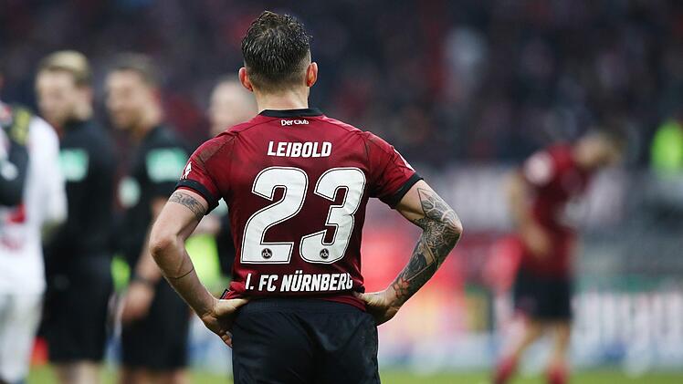 Linksverteidiger Tim Leibold nach dem verlorenen Heimspiel gegen RB Leipzig. Foto: Daniel Karmann/dpa