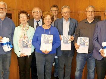 Vorsitzender Klaus Küfner (links) und Gemeinderat Ingo Moos (rechts) mit den Gründungsmitgliedern (weiter von links) Edmund Bauer, Helga Küspert, Manfred Kolb, Marianne Eisenschink, Ronald Schoberth, Rudolf Eisenschink, Herwig Neumann, Siegfried Küspert. Foto: Dieter Hübner