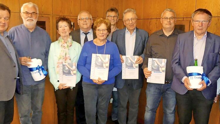 Vorsitzender Klaus Küfner (links) und Gemeinderat Ingo Moos (rechts) mit den Gründungsmitgliedern (weiter von links) Edmund Bauer, Helga Küspert, Manfred Kolb, Marianne Eisenschink, Ronald Schoberth, Rudolf Eisenschink, Herwig Neumann, Siegfried Küspert. Foto: Dieter Hübner