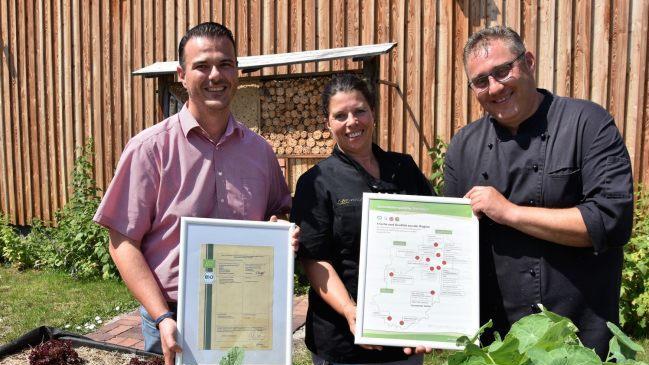Die Umweltbildungsstätte Oberelsbach ist ab sofort "Bio" zertifiziert. Stolz auf die Auszeichnung sind (von links) Bernd Fischer (Umweltbildungsstätte Oberelsbach), Agnes Sitzmann (Küchenleitung) und André Stumpf (stellvertretende Küchenleitung).  Foto: Tonya Schulz