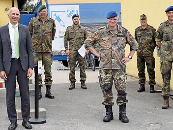 Generalarzt Dr. Bruno Most (Vierter v. r.) informierte sich bei Landrat Christian Meißner (Dritter v. l.) und dem Leiter des Kreisverbindungskommandos für Zivil-Militärische Zusammenarbeit (KVK) Lichtenfels, Oberstleutnant d. R. Matthias Einwag (links), über den Einsatz der Bundeswehr im Landkreis. Oberstarzt Dr. Tobias Gamberger (Zweiter v. r.) begleitete den Generalarzt. Mit auf dem Bild sind Oberstleutnant d. R. Thomas Lang (rechts), Major d. R. Tristan Rinker (Vierter v. l.), Stabsarzt d....