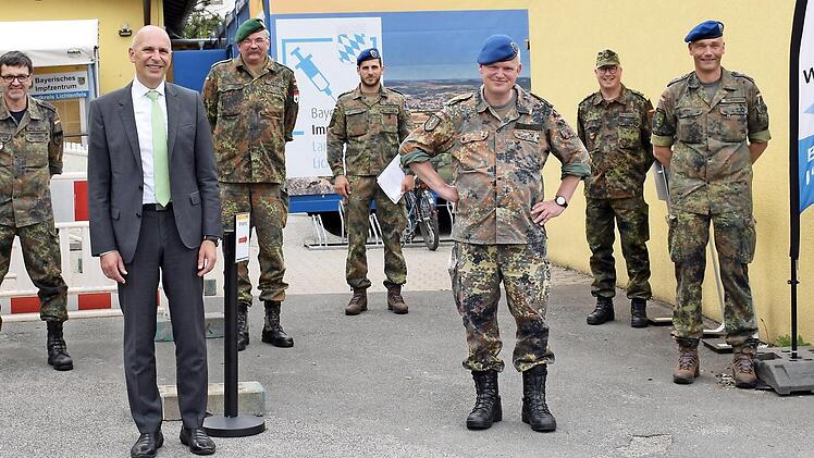 Generalarzt Dr. Bruno Most (Vierter v. r.) informierte sich bei Landrat Christian Meißner (Dritter v. l.) und dem Leiter des Kreisverbindungskommandos für Zivil-Militärische Zusammenarbeit (KVK) Lichtenfels, Oberstleutnant d. R. Matthias Einwag (links), über den Einsatz der Bundeswehr im Landkreis. Oberstarzt Dr. Tobias Gamberger (Zweiter v. r.) begleitete den Generalarzt. Mit auf dem Bild sind Oberstleutnant d. R. Thomas Lang (rechts), Major d. R. Tristan Rinker (Vierter v. l.), Stabsarzt d....