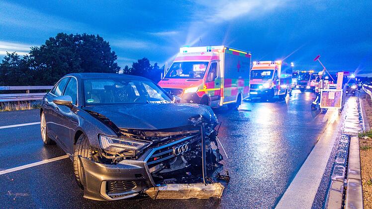 Bei Starkregen kam es auf der A73 in der Nacht zu Unfällen.