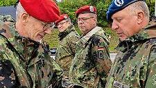 Oberst Ralf Broszinski (links) bei der Übergabe der Zurruhesetzungsurkunde an Stabsfeldwebel Stefan Schulz. Im Hintergrund: Stabsfeldwebel Thomas Blume und Stabsfeldwebel Heribert Übelacker